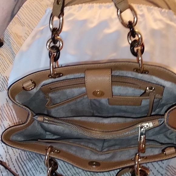 Michael Kors leather bag - Picture 6 of 9